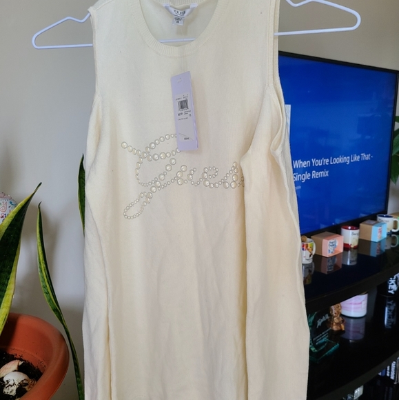 Guess tops off shoulder - Picture 2 of 3